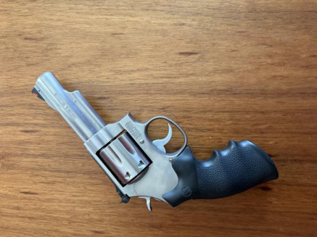 Revolver Smith Wesson modelo 620 calibre 357/38 spl. Absolutamente impecable, muy pocos disparos, de capricho.
Un 02