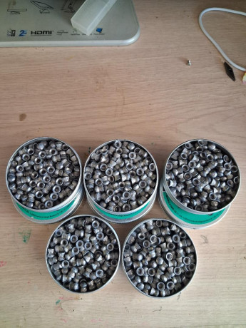 Vendo 8 latas de plomos de la marca Gamo en calibre 6,35 procedentes de cierre de negocio.
El peso del 01