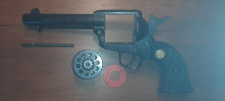 PONGO A LA VENTA ESTE MAGNIFICO REVOLVER SIMPLE ACTION CALIBRE 22 LR, DE 19 TIROS

Revólver CGIAPPAS FIREARMS 10