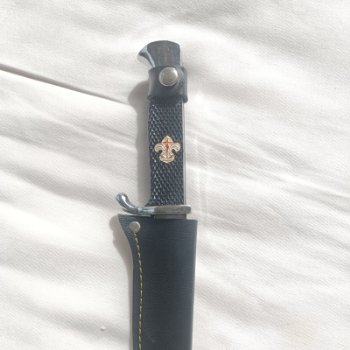 Antiguo cuchillo original de la marca MUELA con la inscripción SIEMPRE LISTO bajo la flor de lis esmaltada.

Hoja 01