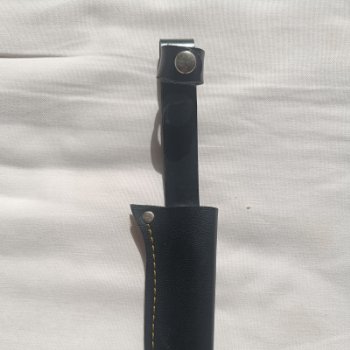 Antiguo cuchillo original de la marca MUELA con la inscripción SIEMPRE LISTO bajo la flor de lis esmaltada.

Hoja 00