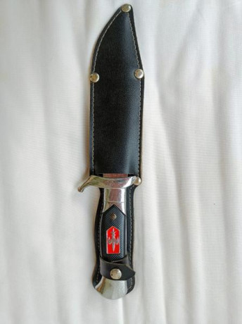 Cuchillo tipo Scout con hoja fija de acero pulido con punta recortada.

Típico de supervivencia.

Años 11