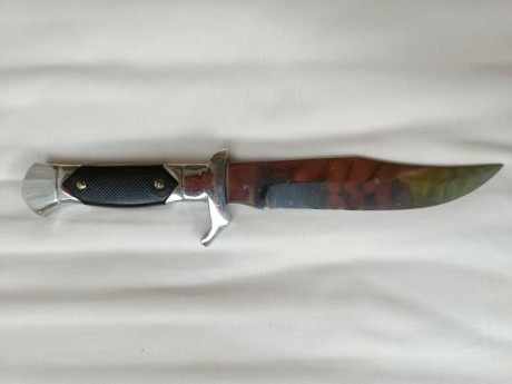 Cuchillo tipo Scout con hoja fija de acero pulido con punta recortada.

Típico de supervivencia.

Años 10