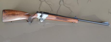 Rifle Blaser R93 de madera en calibre 30.06 en muy buen estado con soporte para bipode apartan. 2550e.

Posibilidad 02