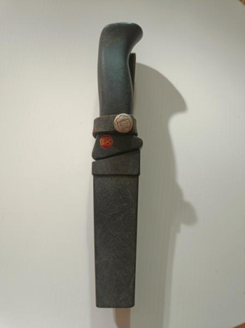 Antiguo cuchillo AITOR fabricado en España sobre los años 70.

Marca grabada en la hoja AITOR - STAINLEX 00
