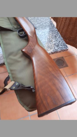 Carabina del 22 LR. Esta nueva sin un rasguño fue un capricho y tendrá tirada una caja de balas. 600€ 00