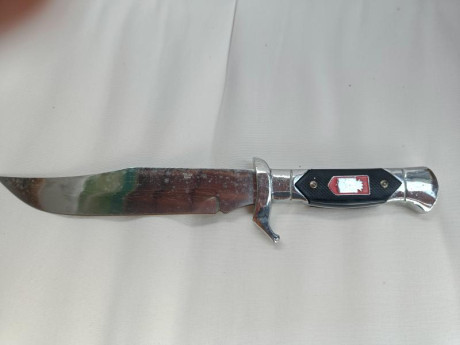Antiguo cuchillo tipo Bowie o de caza, de acero inoxidable, producido sobre los años 70 en Toledo.

La 02