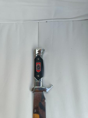 Antiguo cuchillo tipo Bowie o de caza, de acero inoxidable, producido sobre los años 70 en Toledo.

La 01