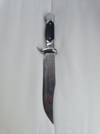 Antiguo cuchillo tipo Bowie o de caza, de acero inoxidable, producido sobre los años 70 en Toledo.

La 00