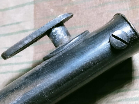 Vendo bayoneta para fusil Mauser Kar 98
la bayoneta no coincide la hoja con la funda, no esta oxidada 102