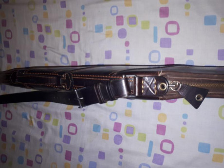 Funda nueva sin uso, modelo española de rey pavon. Para rifle con o sin visor.
Color marron castaña ,con 01