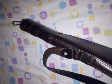 Funda nueva sin uso, modelo española de rey pavon. Para rifle con o sin visor.
Color marron castaña ,con 00