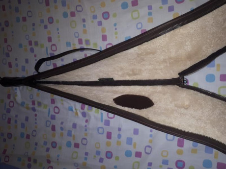 Funda nueva sin uso, modelo española de rey pavon. Para rifle con o sin visor.
Color marron castaña ,con 12