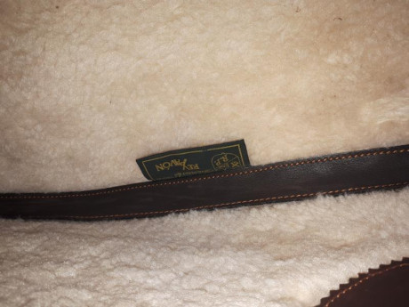 Funda nueva sin uso, modelo española de rey pavon. Para rifle con o sin visor.
Color marron castaña ,con 11