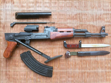 Buenas!!
Réplica del famoso fusil de asalto AK 47 con culata plegable mide 63,5 cm y con culata abierta 02