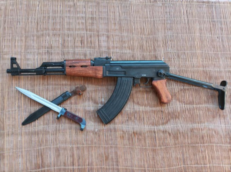 Buenas!!
Réplica del famoso fusil de asalto AK 47 con culata plegable mide 63,5 cm y con culata abierta 01