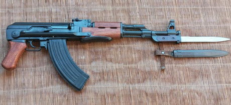 Buenas!!
Réplica del famoso fusil de asalto AK 47 con culata plegable mide 63,5 cm y con culata abierta 00