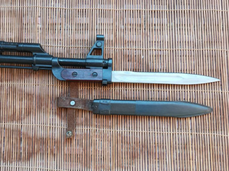 Buenas!!
Réplica del famoso fusil de asalto AK 47 con culata plegable mide 63,5 cm y con culata abierta 12