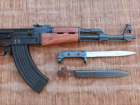 Buenas!!
Réplica del famoso fusil de asalto AK 47 con culata plegable mide 63,5 cm y con culata abierta 11