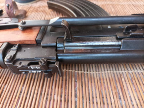 Buenas!!
Réplica del famoso fusil de asalto AK 47 con culata plegable mide 63,5 cm y con culata abierta 10