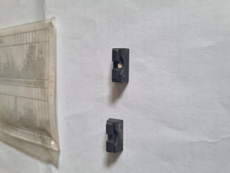 Se vende dos alzas de Pistola ASTRA A-80 nuevas, precio 10 euros cada una más portes. Tlf.607609326. 00