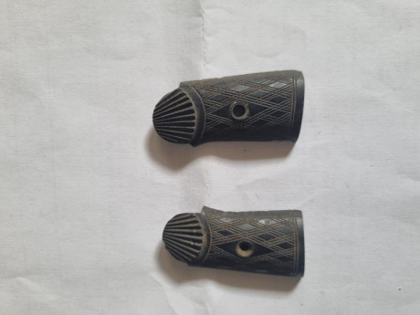 Se vende cachas de revolver pequeño antiguo. Precio 8 euros más portes. Tlf. 01