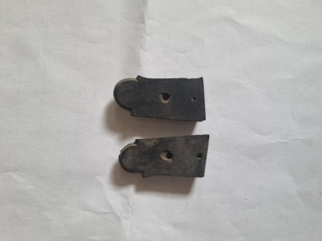 Se vende cachas de revolver pequeño antiguo. Precio 8 euros más portes. Tlf. 00