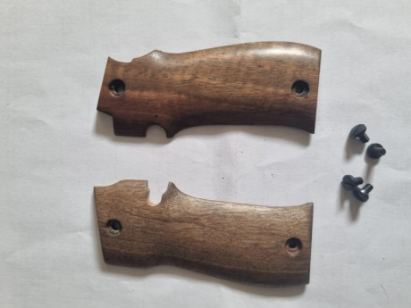 Se vende cachas con los tornillos nuevas de la pistola STAR Cal.380 SM, precio 15 euros más portes. Tlf.607609326. 01