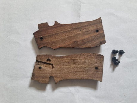 Se vende cachas con los tornillos nuevas de la pistola STAR Cal.380 SM, precio 15 euros más portes. Tlf.607609326. 00