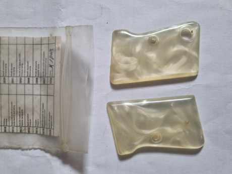 Se vende cachas de Pistola ASTRA CUB nuevas,  precio 20 euros más portes,  Tlf.607609326. 00