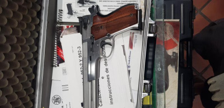 Modelo 952-2   
Dos cargadores 
Maletin original , le falta una de las cerraduras 
Documentacion original 02