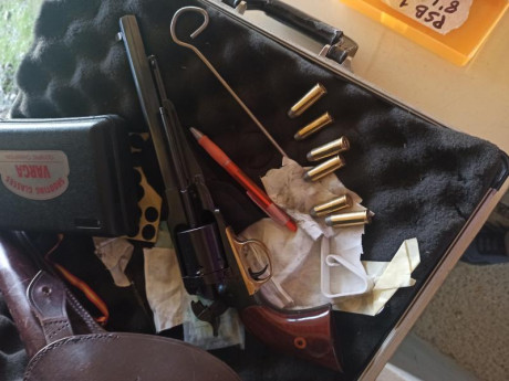 Buenas noches,se vende revolver Uberti conversion calibre  45 L.C. con muy poco uso,guiado en F ,tiene 00