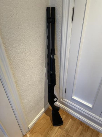 cañon 66cm , magazine 10 cartuchos, abrazadera, pequeño roce 
en la culata al poner cantonera, el armero 00