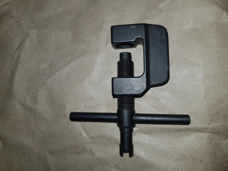 Vendo cazavainas y llave punto de mira AK47. Envio aparte económico a punto de recogida de inpost. Están 01