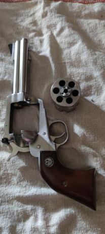 Revolver impecable acero inoxidable y cachas de nogal sin golpes ni rayaduras precio 800 
En venta en 01