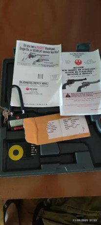 Revolver impecable acero inoxidable y cachas de nogal sin golpes ni rayaduras precio 800 
En venta en 00