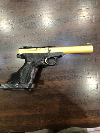Un compañero me pide que ponga ala venta está pistola
Con cachas anatomicas y todo recién cambiado en 01