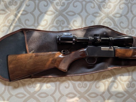 Por jubilación vendo esta carabina Browning semitautomática del calibre 22 . Incluye el visor Bushnell 02