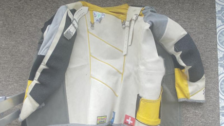 Vendo chaqueta de tiro Kurt Thune usada.

Marca: Kurt Thune original
Valida para Tendido, pie y rodilla
Ha 71