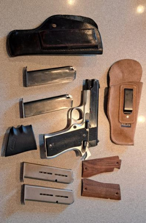 Pistola historica con 4 cargadores y muchos extras en buen estado. Dos cachas tres fundas y alguna cosa 02
