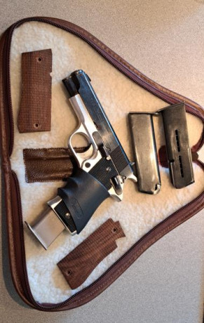 Pistola historica con 4 cargadores y muchos extras en buen estado. Dos cachas tres fundas y alguna cosa 01