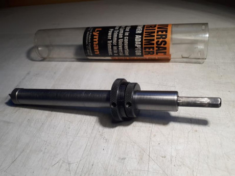 Vendo adaptador para acoplar un taladro o destornillador eléctrico al recortador de vainas Lyman.
Referencia 01