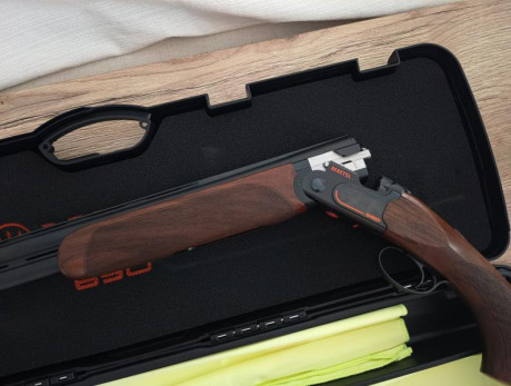 Calibre 12/76, ideal para tiro deportivo (skeet, trap, compak).
Acero de alta calidad con tecnología Steelium 12