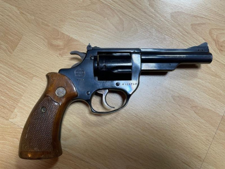 Buenas tardes.
Por exceso de armas, pongo a la venta un revolver Astra, modelo Cadix, calibre 38 de 4 02
