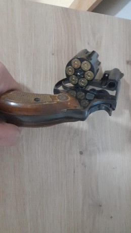 Que tal, un conocido vende un revolver Astra, modelo 680, el revolver se encuentra en Madrid y pide 100€ 00