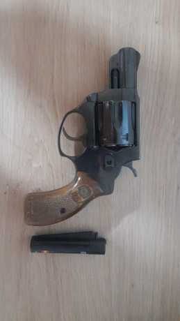 Que tal, un conocido vende un revolver Astra, modelo 680, el revolver se encuentra en Madrid y pide 100€ 10
