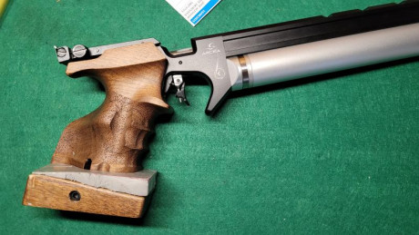 no la conozco, pero sinceramente tiene buena pinta, parece como una steyr y por los precios que la he 21