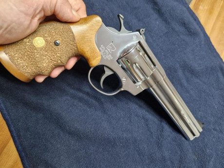Del mismo compi que la Walther  vende este revolver con 2 cachas , en F , Madrid  , tampoco quiere cambios 02