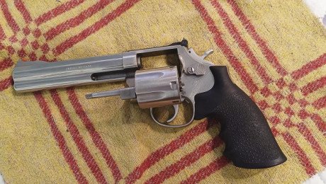 El arma está en muy buen estado, apenas la he usado, tiene 3 cachas talla M. El arma está en Bilbao, es 02