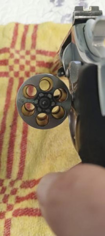 El arma está en muy buen estado, apenas la he usado, tiene 3 cachas talla M. El arma está en Bilbao, es 01